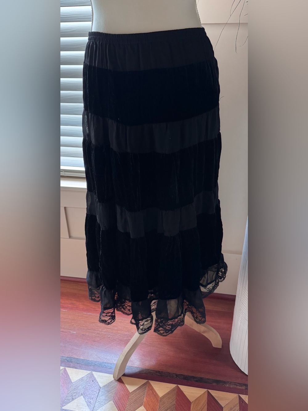 Outfit JPR Women's Black Tiered Maxi Skirt with Lace Hem